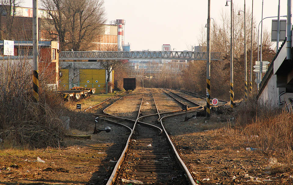 Severní zhlaví v celé své kráse. Kolej č. 101 (v ose) a koleje č. 103 a 105 (vpravo) jsou dodnes součástí stanice, koleje vlevo patří ke vlečce do Královopolské strojírny.