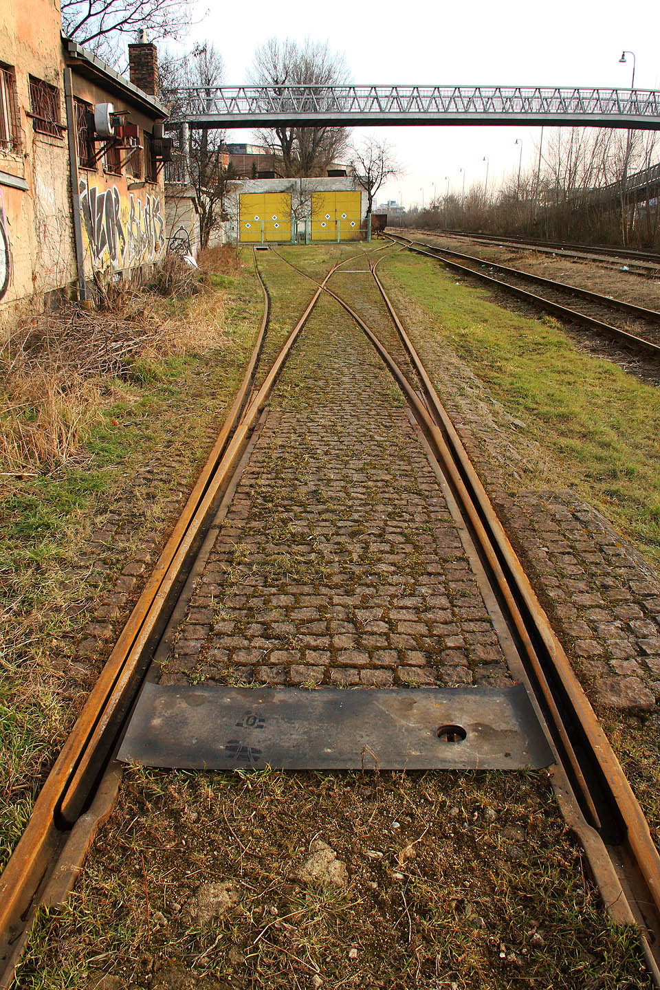 Součástí vlečky Královopolské strjírny je také zadlážděný úsek se žlábkovými kolejnicemi a tramvajovými výhybkami - snad pozůstatek z doby, kde se po kolejích stanice proháněly nově vyrobené tramvaje. Škodovky, plecháče a další typy vyjely z bran závodu do ulic Brna, Ostravy či Teplic.