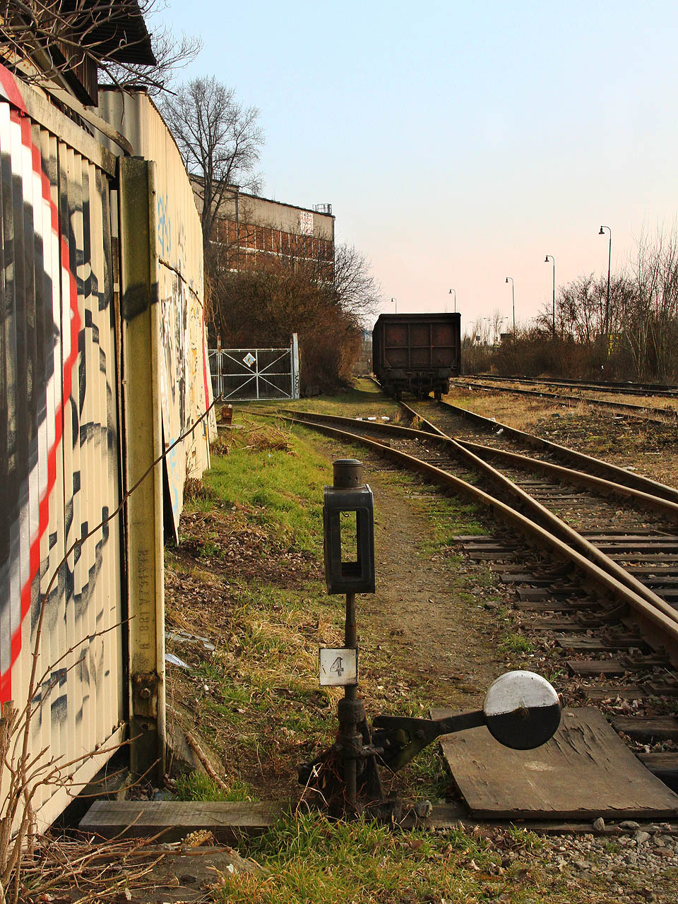 Ačkoliv se zdá, že výhybka č. 4 náleží ke stanici, ve skutečnosti jde o výhybku na vlečce do Královopolské strojírny, ke které náleží dvě nejvýchodnější koleje čtyřkolejného kolejiště.