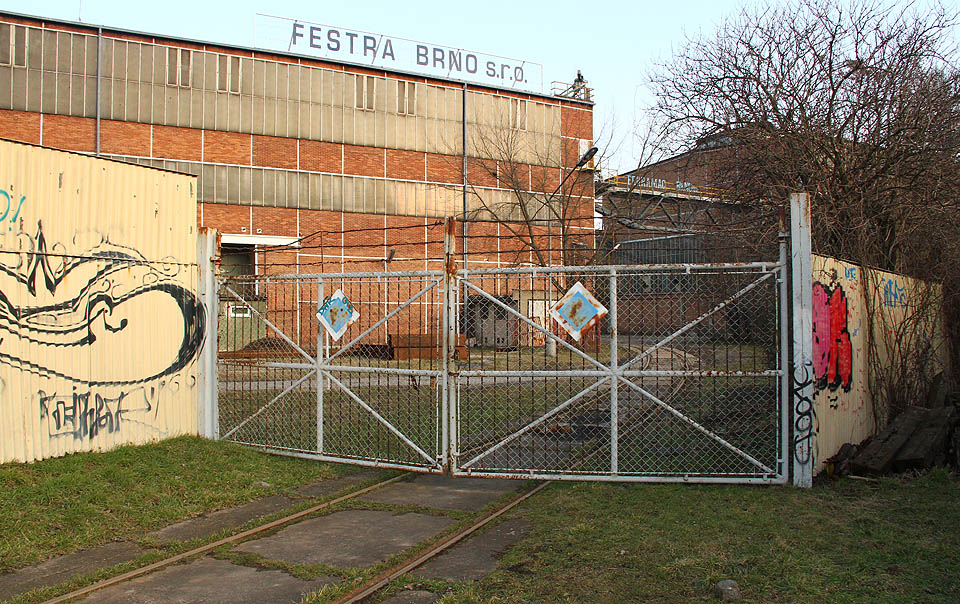 Celkem vchází do areálu Královopolské strojírny koleje vlečky osmi branami. Tato je při číslování od severu v pořadí třetí.