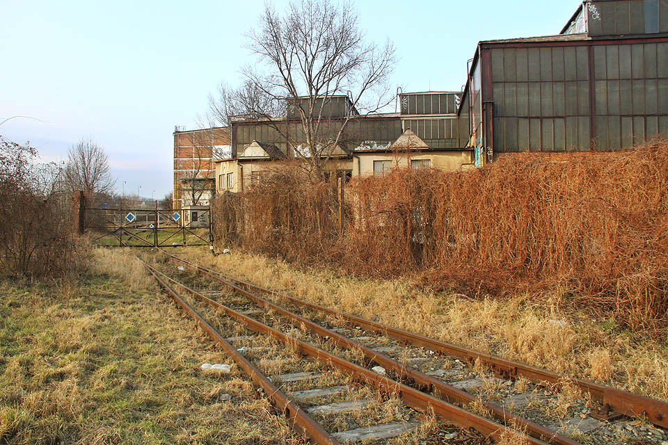 Pokračujeme opět po kolejišti bývalé stanice, neboť vlečce v jejím původním i současném rozsahu se věnuje jiný článek.
