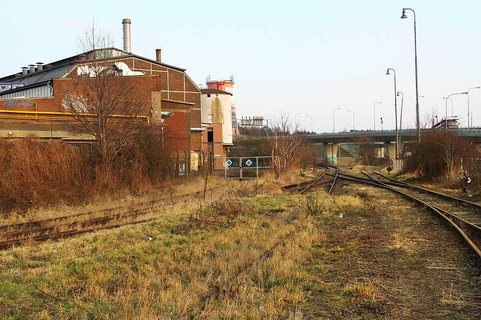 Celkový pohled na jižní zhlaví bývalé stanice se sedmou branou na vlečce do strojírny (vlevo). Kolej uprostřed je bývalá kolej místní dráhy Brno – Tišnov, dnes od matně viditelného zarážedla rovněž součást vlečky Královopolské strojírny. Kolej vpravo naopak tvoří nejmladší vlečku bývalé královopolské stanice mířící do teplárny Červený mlýn.