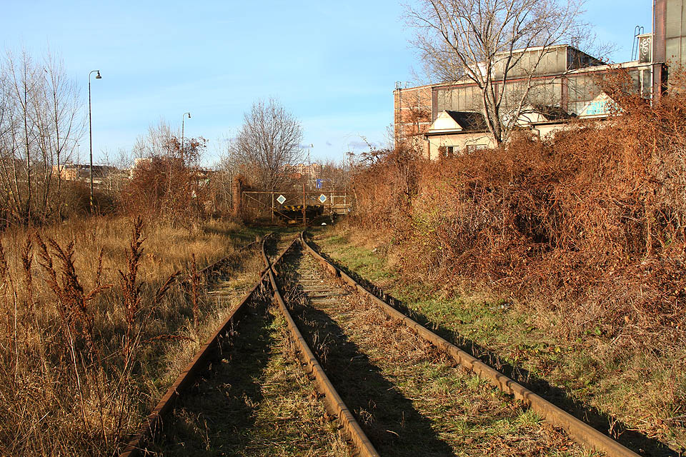 Šestá brána na strojírenské vlečce, vpravo kolej k sedmé bráně, vlevo spojovací kolej ústící výhybkou č. 102 do staniční koleje č. 101.