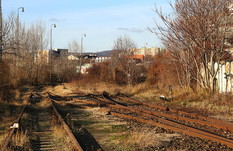 Ačkoliv se po sousední silnici, estakádách, na mostě i dálničním tunelem řítí tisíce aut denně, na bývalém nádraží je klid. Po kolejích občas proběhne zajíc, opodál vaří v plechovce polévku bezdomovci a výjímečně tu potkáte i sběrače kovů. V popředí výkolejka VkTe1 na vlečce do teplárny.