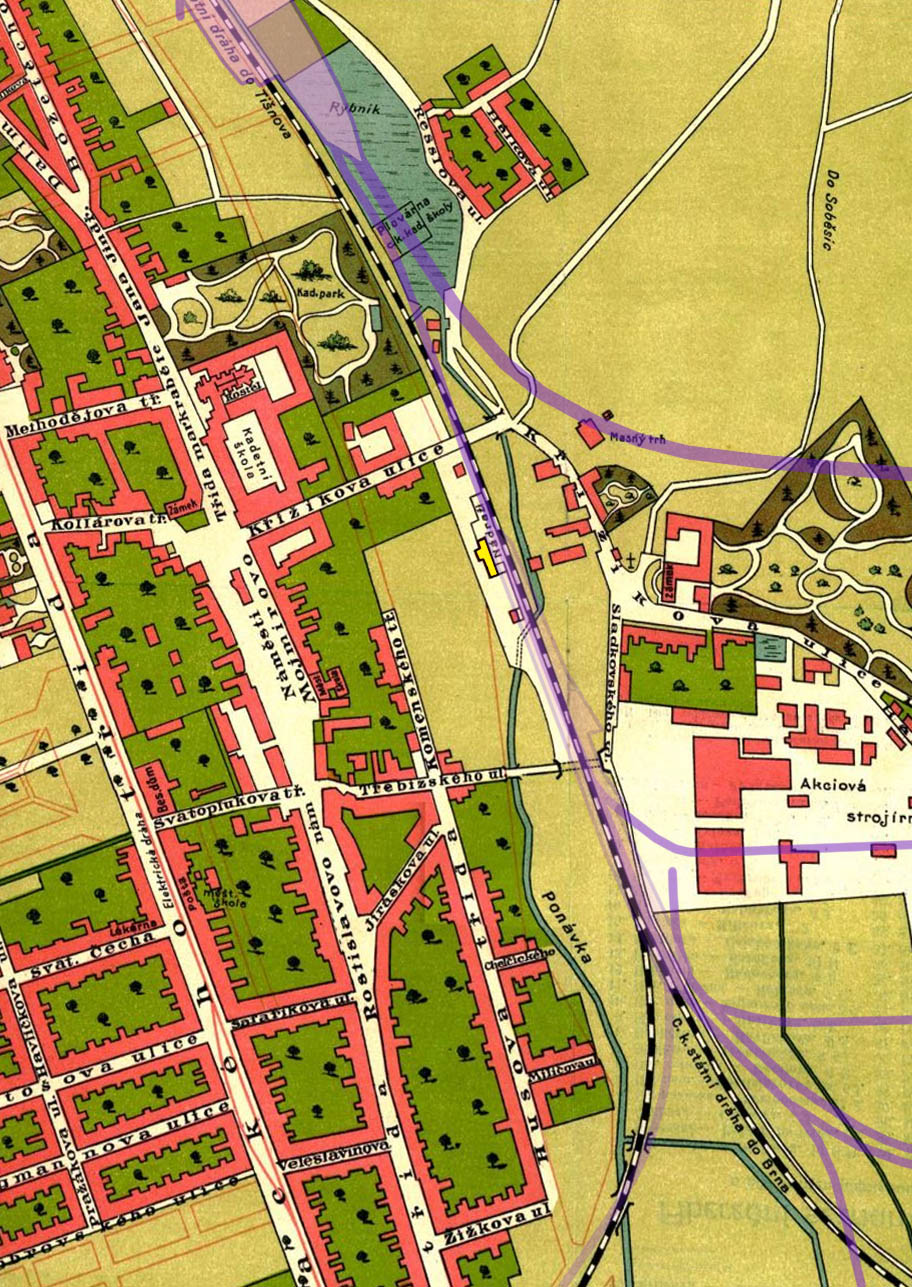 Mapa města Králova Pole z roku 1907 nebyla vyhotovena příliš přesně - přesto lze i bez pomocí fialově zvýrazněných železničních tratí a nádraží dobře vypozorovat vlečku do Montursdepa odbočující z jižního zhlaví stanice Královo Pole k jihozápadu, chybně zaznačenou c.k. státní dráhu do Brna i to, že původní dráha do Tišnova procházela současnou stanicí Brno-Královo Pole v severní části mapy poněkud západněji než současná trať, které mj. ustoupila budova masného trhu.