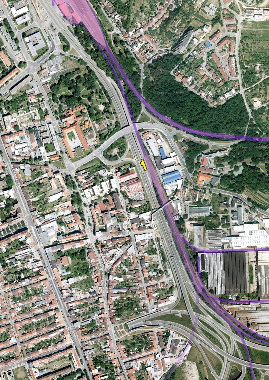 Nejstálejším prvkem v okolí je tak areál Královopolské strojírny, který se mění jen velmi pomalu. V roce 2016 tak díky strojírně přežívá staré nádraží s pletencem strojírenských vleček, i když na místě jižního zhlaví vyrostla obludná dálniční křižovatka a vlečka do cihelny (a později teplárny) Červený mlýn musela být přeložena cca o 100 m na východ (pravý dolní roh snímku). Na místě staniční budovy dnes burácí přetížené kamiony.