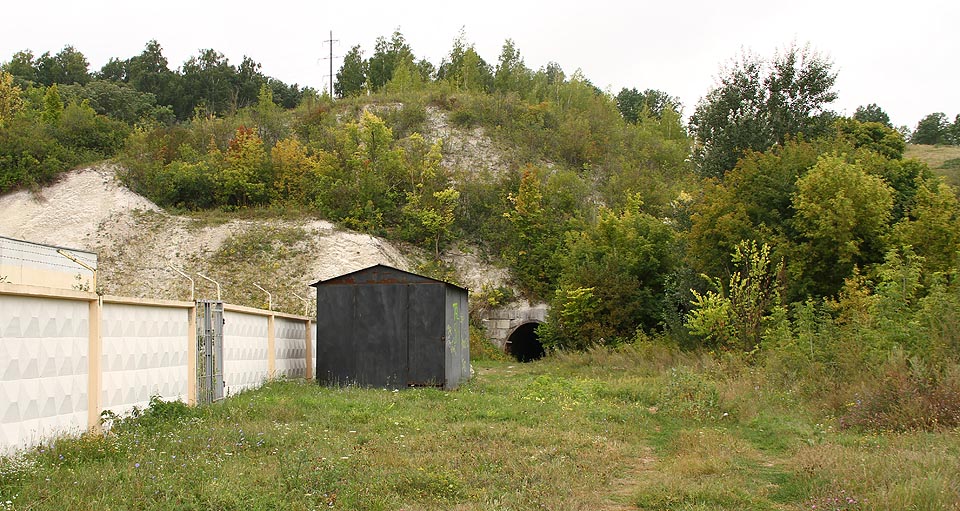 Temný portál štoly je dobře vidět přímo z Puškarné ulice.