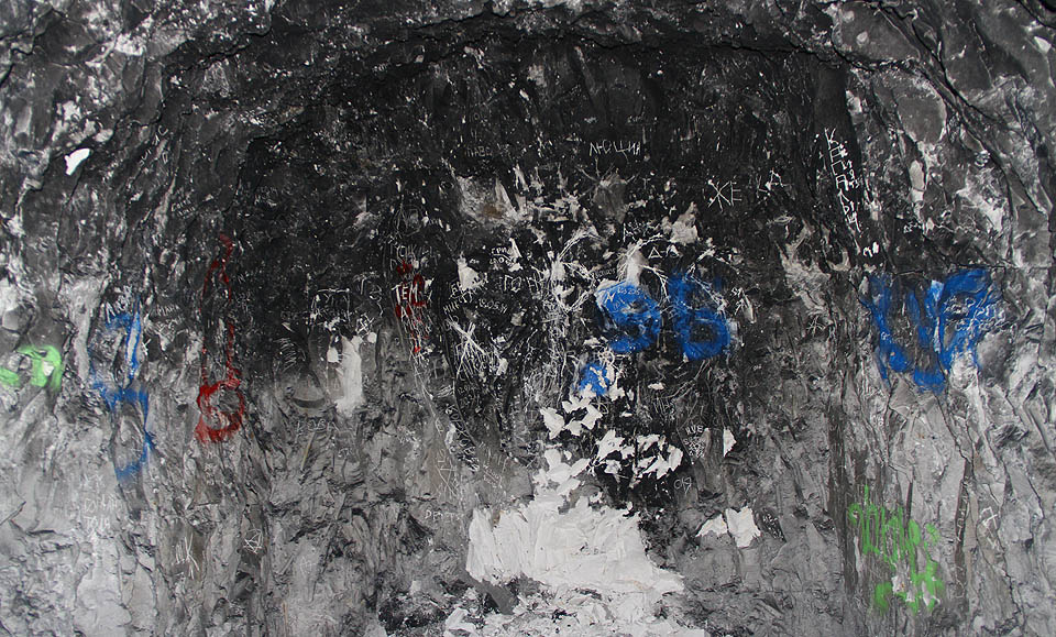 Jediné barvy, které průzkumník na celé délce štoly spatří jsou ty na očazené čelbě. Dál cesta nevede.