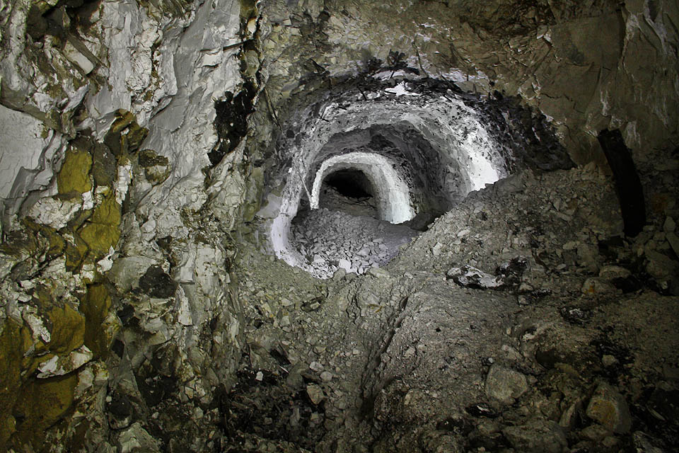 Nepevná křídová hornina se drolí doslova pod rukama. S trochou úsilí si můžete vydlabat vlastní odbočku.