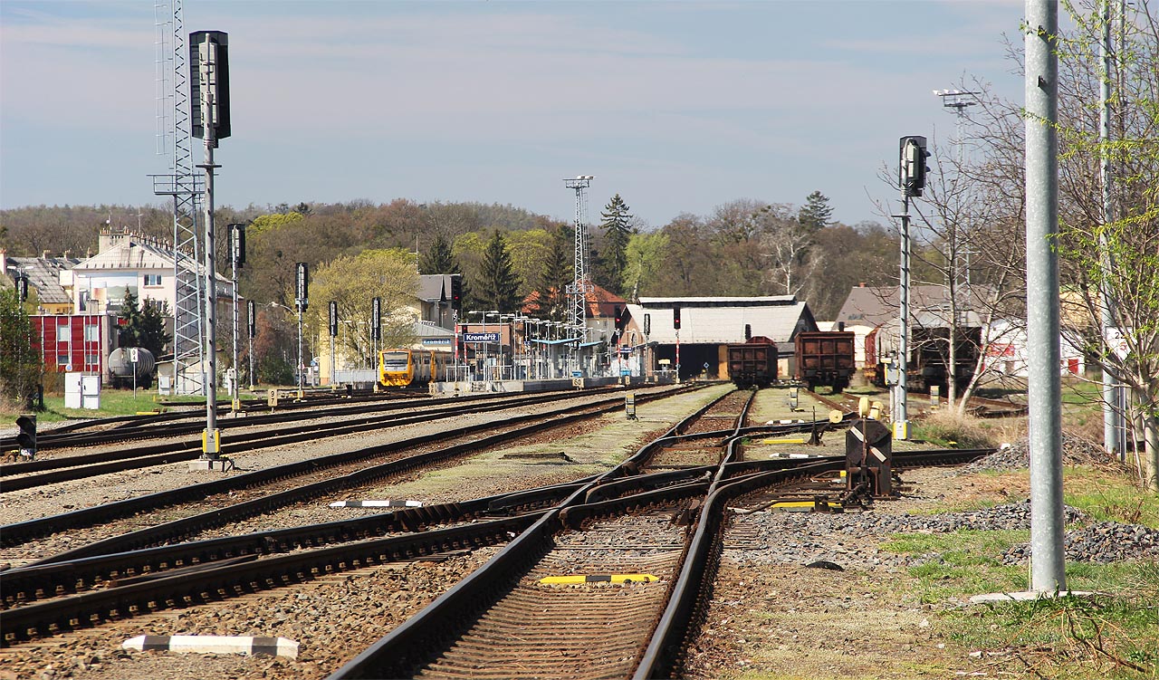 Kolejová pláň kroměřížské stanice od východu. Vlevo od středu snímku se nachází výpravní budova, uprostřed bývalá lokomotivní remíza. Hlavní část kolejiště je oproti původní, výrazně menší koncové stanici posunuta na východ.