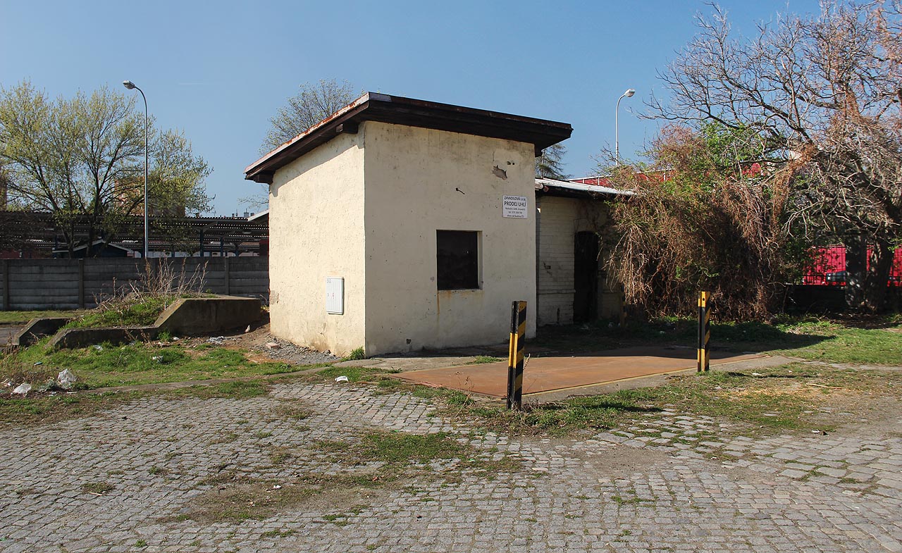 Nákladní automobilová váha u manipulační plochy za staniční budovou trpí samotou. Pomalu obrůstá křovím.