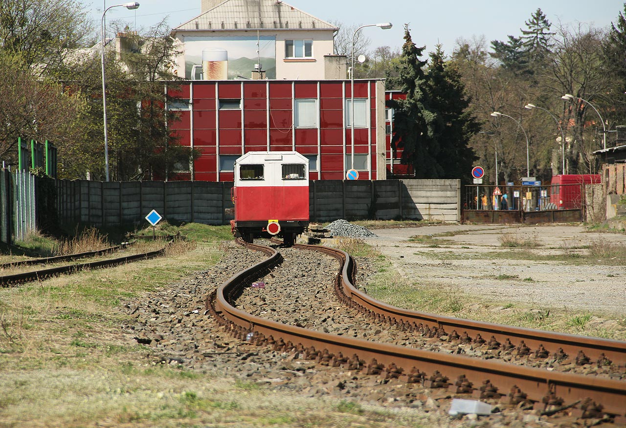 Manipulační kolej č. 15 vypadá vlivem několika přestaveb stanice trošku jako po zemětřesení.