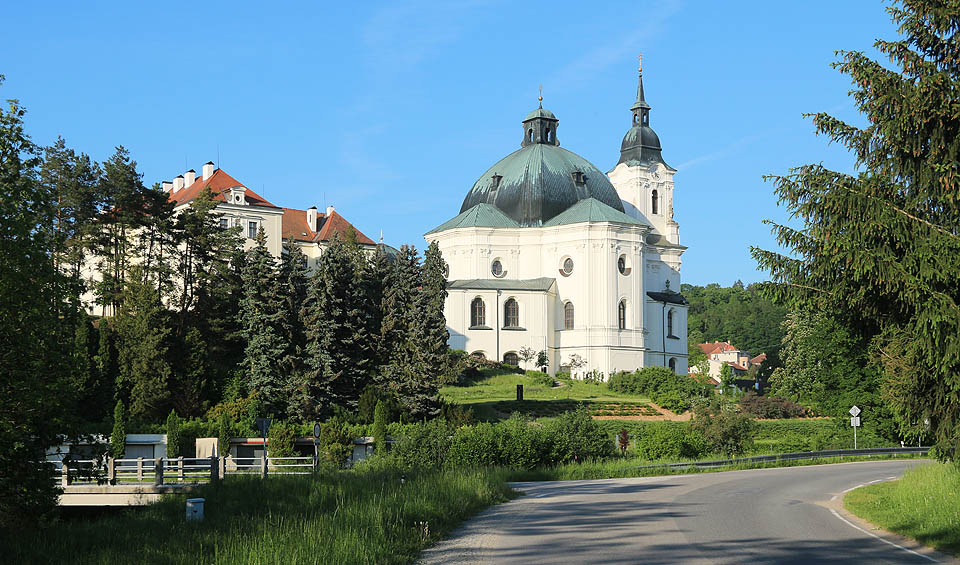 Barokní kostel Jména Panny Marie je neoddiskutovatelnou dominantou městyse Křtiny.