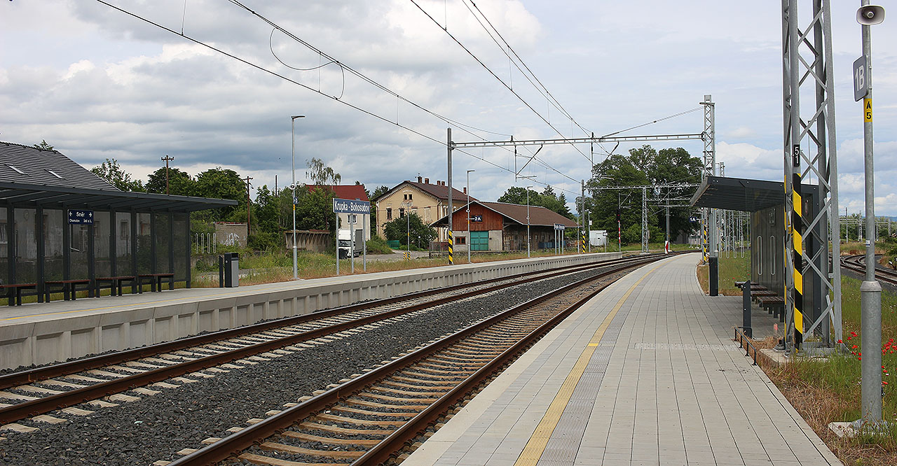 V roce 2024 svítila rok stará zastávka ještě novotou. Bezprostředně v pozadí je vidět skladiště stanice Bohosudov, za stromem se skrývá výpravní budova.