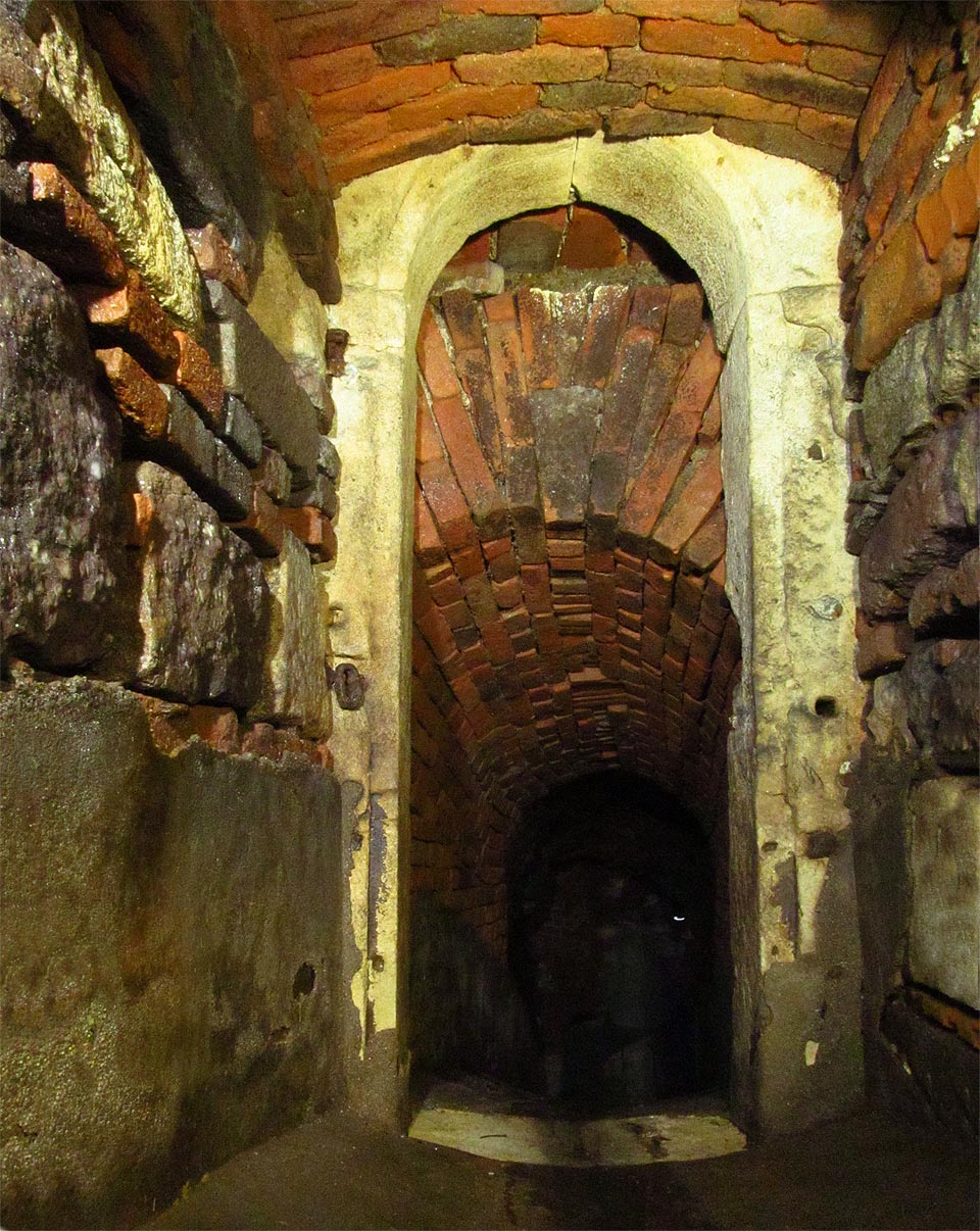 Štola začíná zhruba pod hradním příkopem, kde do ní ústí několik drenážních potrubí a otvorů z dalších kanálů (i z povrchu).