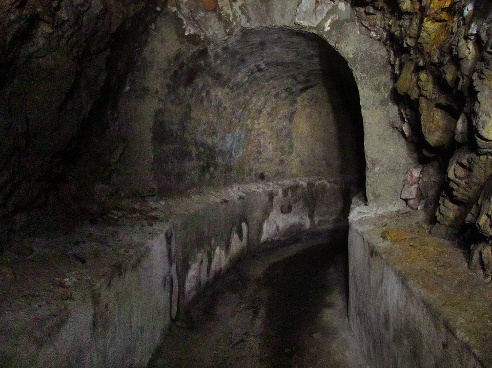 Centrální část štoly vede hodně blízko povrchu a ostění zde bylo v časech 1. republiky podpořeno vrstvou betonu.