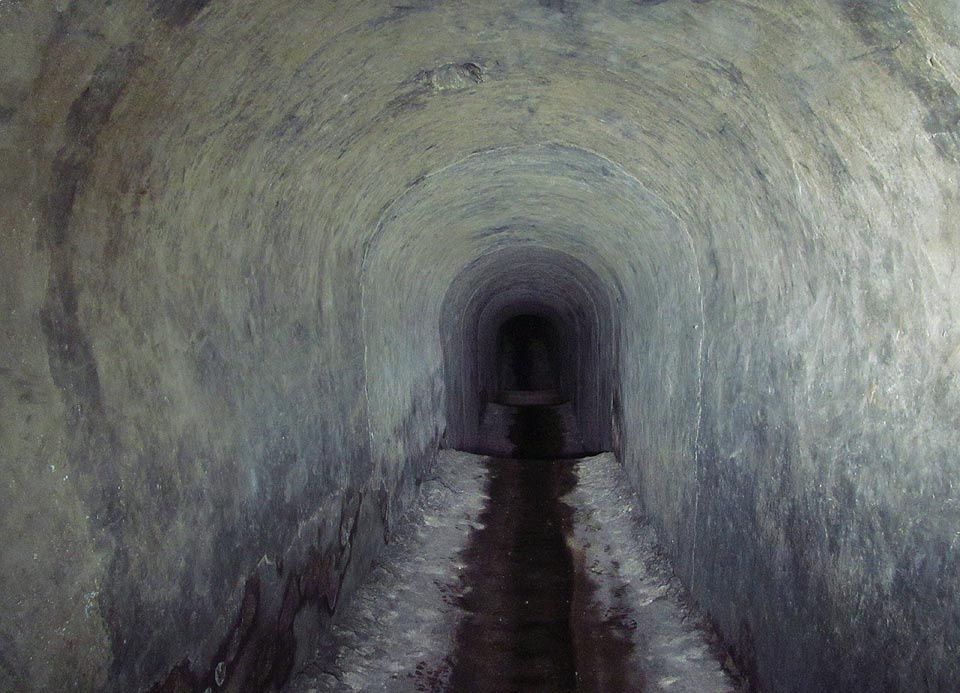 Vybetonovaný úsek štoly působí monotónně a vylučuje téměř veškerý život.