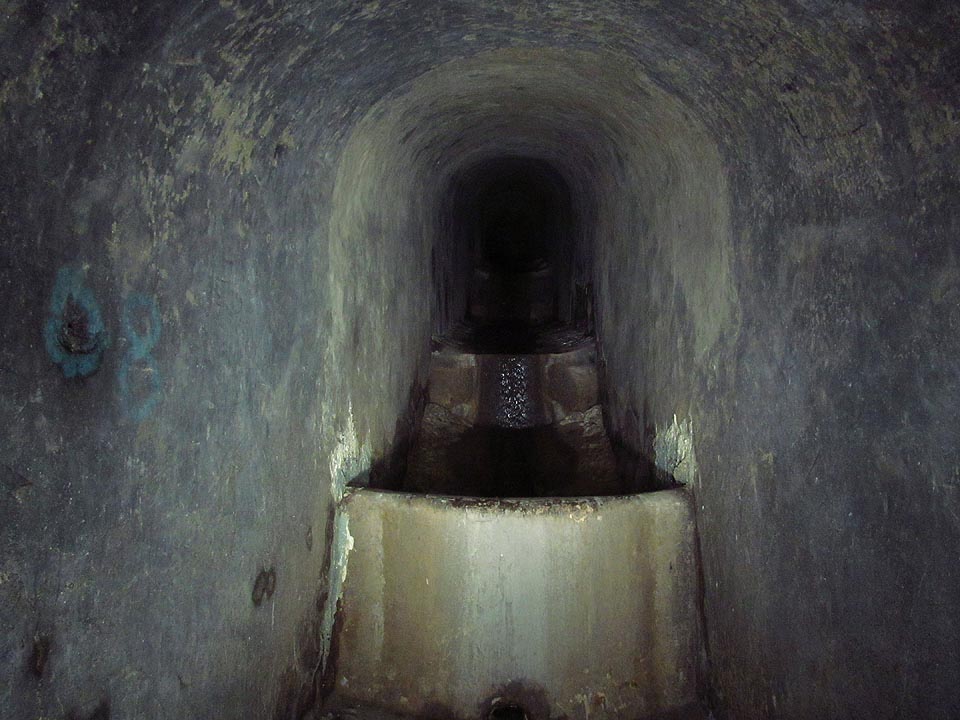 V nejstrmějším úseku, který svírá beton, je požadovaného sklonu dosaženo pomocí několika stupňů o výšce přibližně jednoho metru a betonových hrází zpomalujících tok případných vodních přívalů.