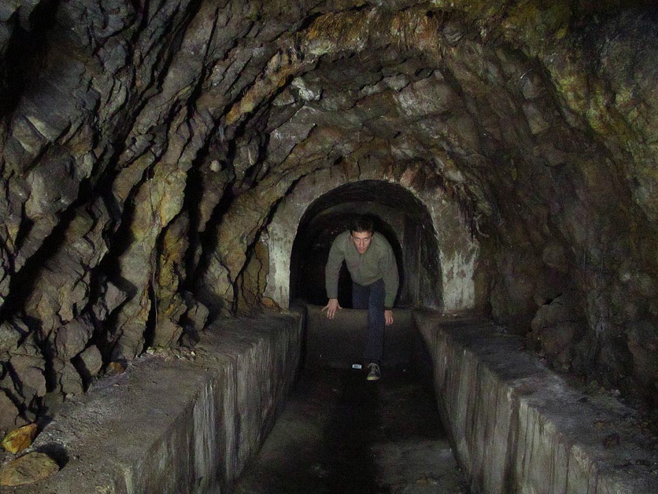 Vybetonovaný úsek končí retardérem, za kterým začíná  čistá ve skále ražená štola.