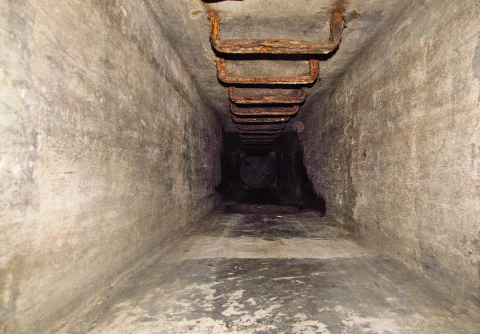 Po celé délce vede k povrchu několik šachet končících nenápadně v městském paku kanálovými poklopy.