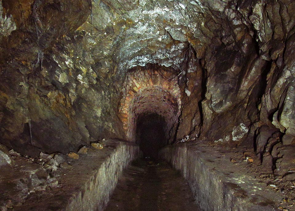 Jeden z nejstrmějších úseků štoly. Následujících pár desítek metrů je za vlhka téměř nemožné projít po nohách. Naštěstí štola funguje také jako tobogán.