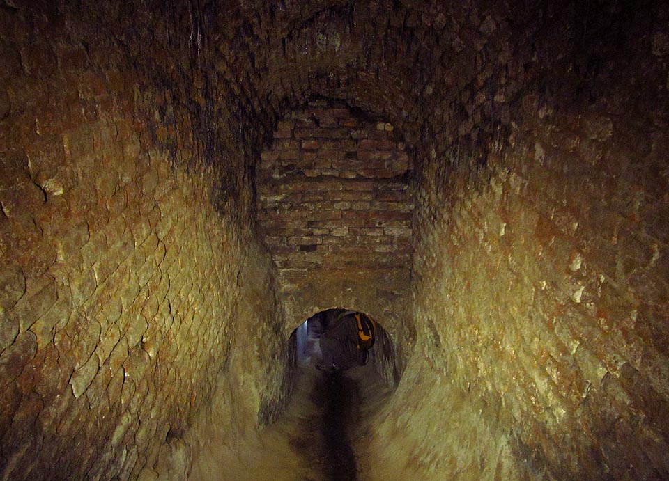 Změna profilu štoly před její závěrečnou fází. Můžeme se jen domýšlet, jak vypadala štola v těchto místech v době svého vzniku.