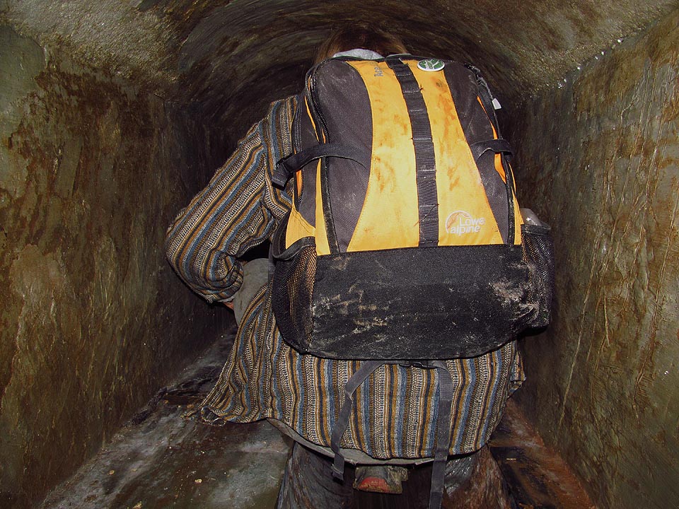 Místa tu není mnoho a stísněná poloha může vést k nepříjemným potížím.