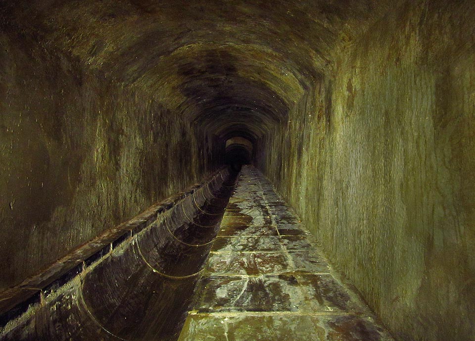 Pohled zpět k bývalému ústí nebo napojení štoly na jiný podzemní systém.