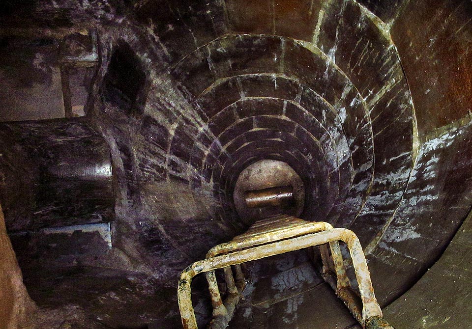 Pohled do šachty na Pellicově ulici. Vlevo ústí spojovací chodby, dole pak jen úzká roura napojení na současnou kanalizaci. Pokračovala dříve štola dál?