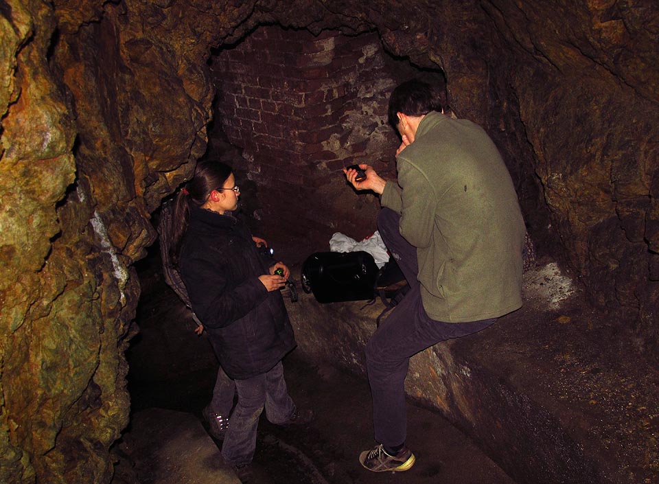 Na několika místech se Krysí štola rozšiřuje a vytváří tak prostory, kam se pohodlně vejde několik lidí.