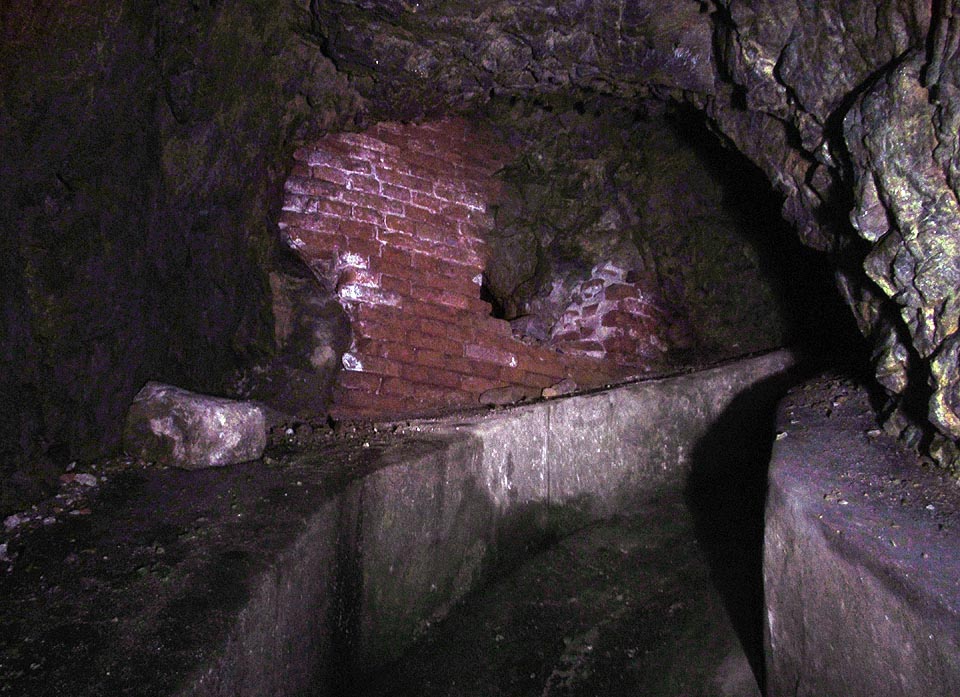 Do štoly ústí několik dalších podzemních chodeb a kaveren, většina z nich ale končí závalem.