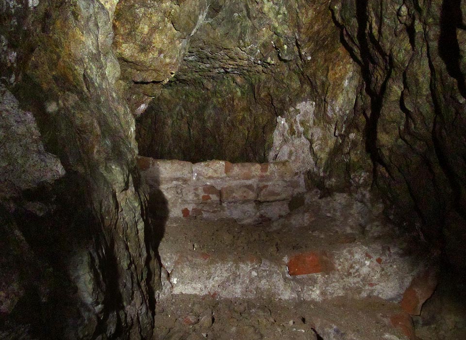 Odbočka na »pravém břehu« štoly se zužuje až do velikosti, která neumožňuje člověku, aby se protáhl dál. Podle zídek a nánosů kamení je ale konec blízko zemského povrchu.