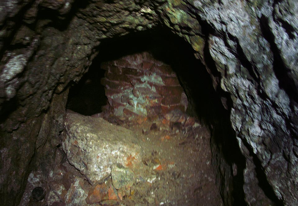 Také tato odbočka končí závalem. Zdi ale zjevně kdysi bránily průniku zvenčí.