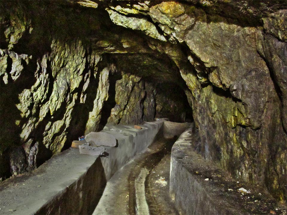 Většinu své trasy štola vede ve značném sklonu a výška umožňuje projít skrz aniž by se člověk musel zvlášť krčit. Pohled nahoru.