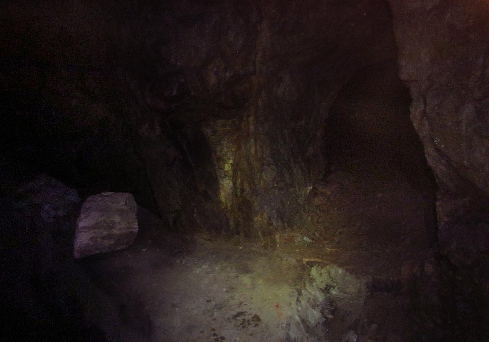 Jedna z četných odboček. Rovněž slepá chodba, tentokrát na »levém břehu«.