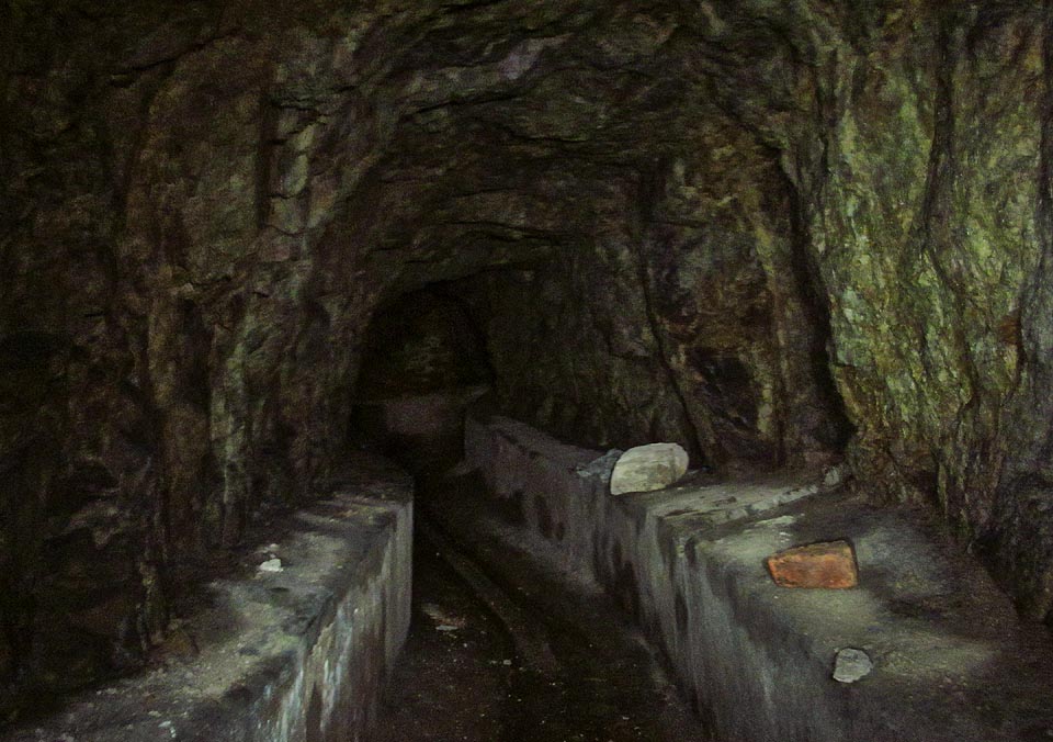 Navzdory očekávání štola nevede vůbec přímým směrem a na své trase několikrát hodně prudce zatáčí v obou směrech.