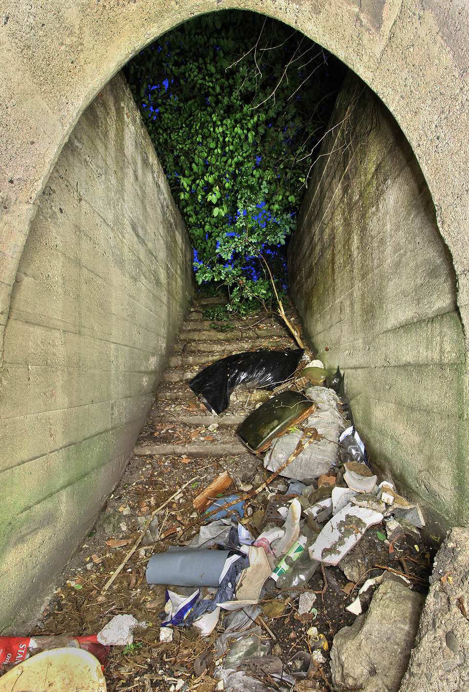Severní schodiště je odpady zaneseno jen částečně, průchod skrze to jižní však znamená brodění se odpadem.