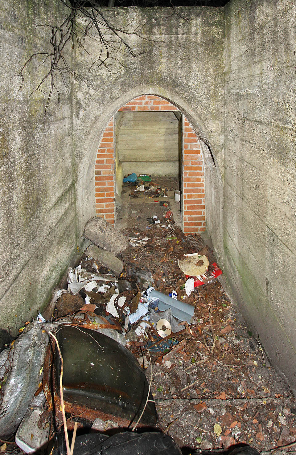 Masivní dřevěné vstupní dveře jsou pryč, zbývá z nich jen cihlová obezdívka veřejí a pocit tajemna po překročení prahu.