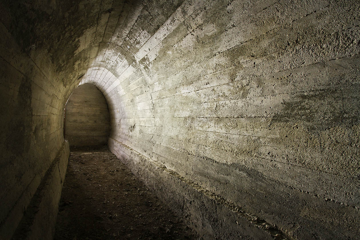 Protiletecký kryt č. 8 severně od Kuřimi disponuje dvěma přímými chodbami vejčitého profilu z betonové skořepiny, stejně jako stovky obdobných krytů po celém území bývalé Třetí říše a jejích protektorátů.