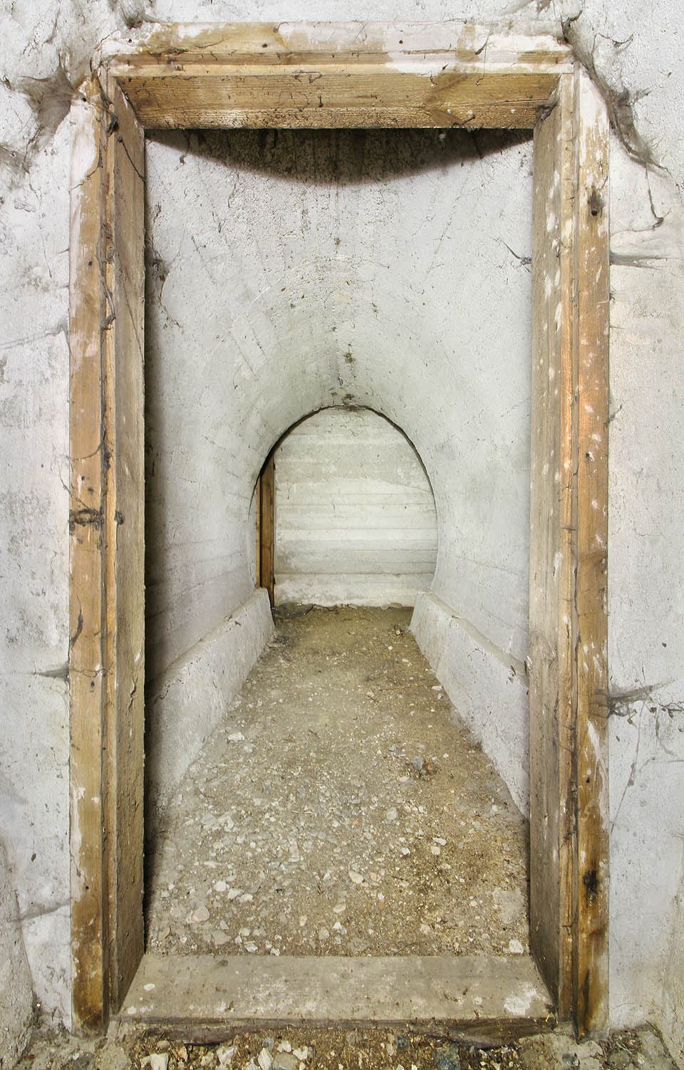 Spojovací chodba mezi dvěma rovnými úseky má délku cca 3 m. Několikeré zalomení krytu sloužilo jako ochrana před tlakovou vlnou v případě výbuchu munice přímo před vstupem do krytu.