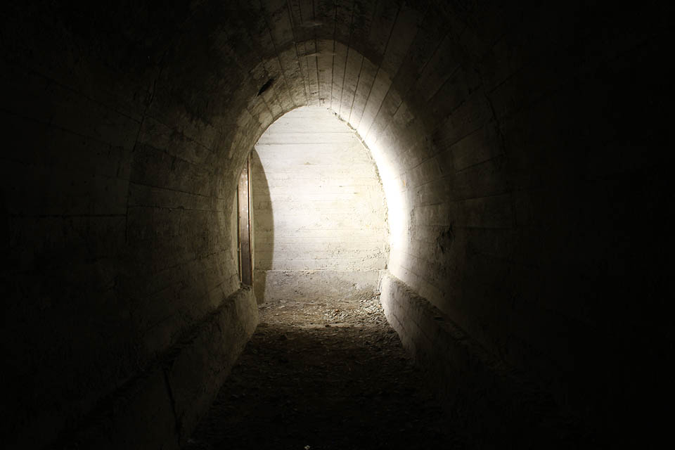 Kryt byl původně vybaven elektrickým osvětlením. V případě poškození vedení by však nastala tma a ticho přerušované pouze duněním výbuchů na povrchu.