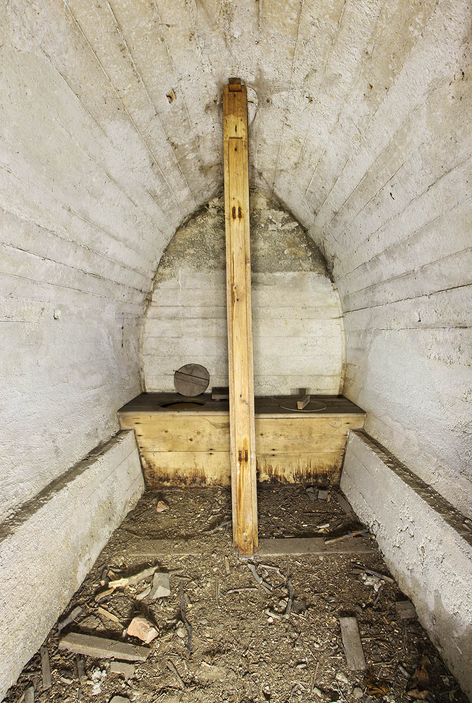 Nejzajímavější částí krytu jsou zjevně záchody, tvořené dřevěnou bednou s pokličkou a naplněné bílým sorbentem (možná původně chlórovým vápnem).