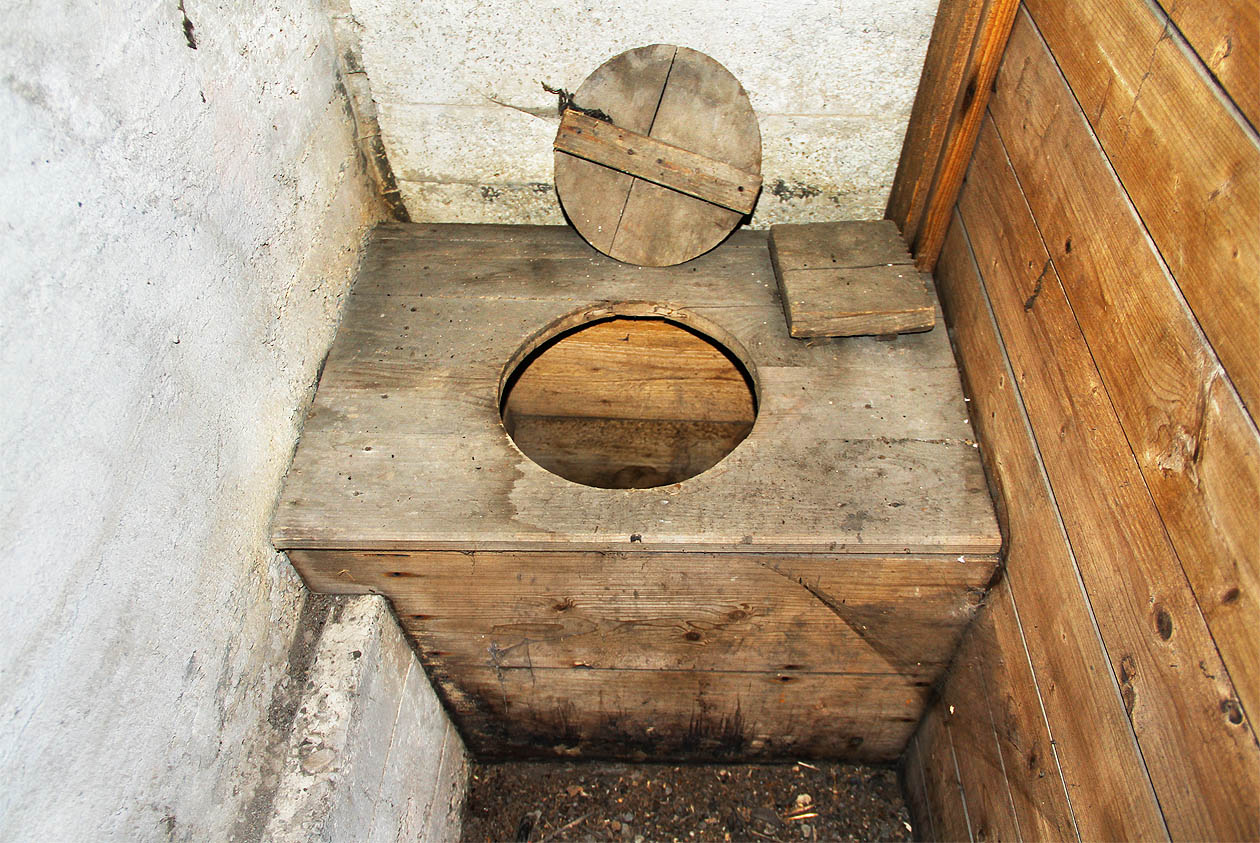 Protiletecké kryty za strojírnou v Kuřimi