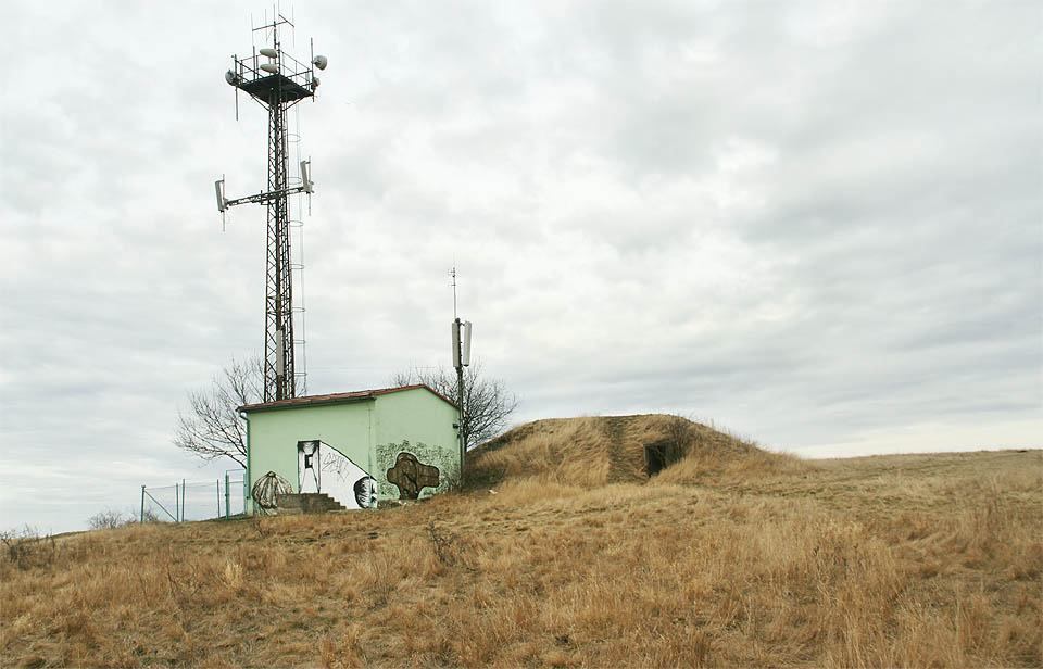 Vysílač a k němu patřící kryt na Stolové hoře.