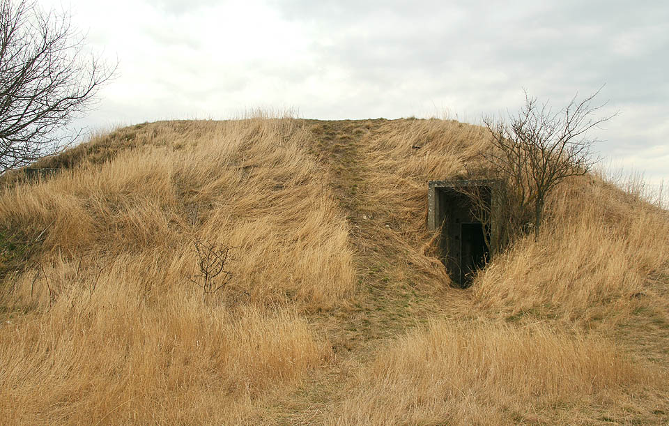 Typizovaný kryt ÚŽ-6 je zahrnutý vrstvou zeminy a splývá tak poměrně dobře s terénem.