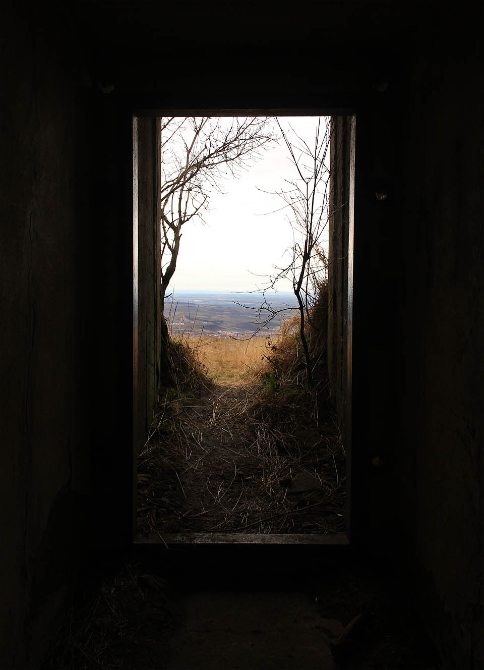 Málokterý „záložní prostor soustředění“, jak se kryt oficiálně nazývá, má tak fenomenální výhled do krajiny.