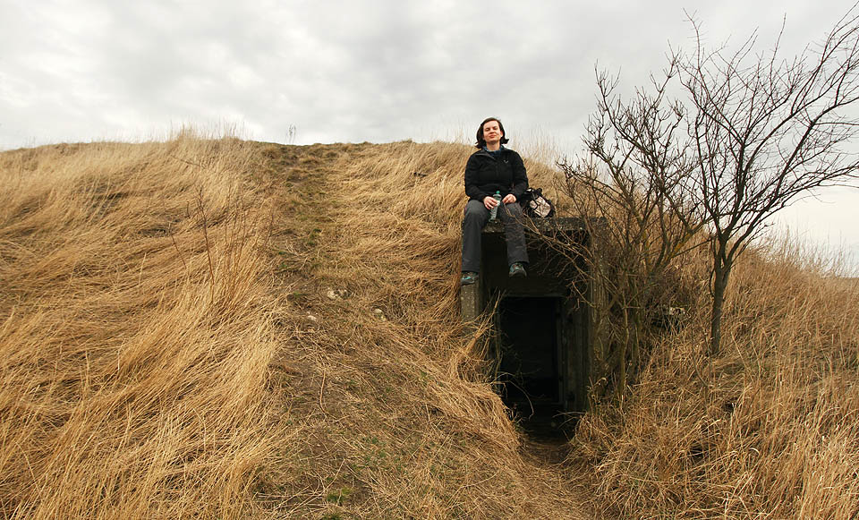Podle pověsti se občas v předjaří objevuje nad vchodem do krytu duch vápencové víly, která tu kdysi zahynula žízní, a pije.