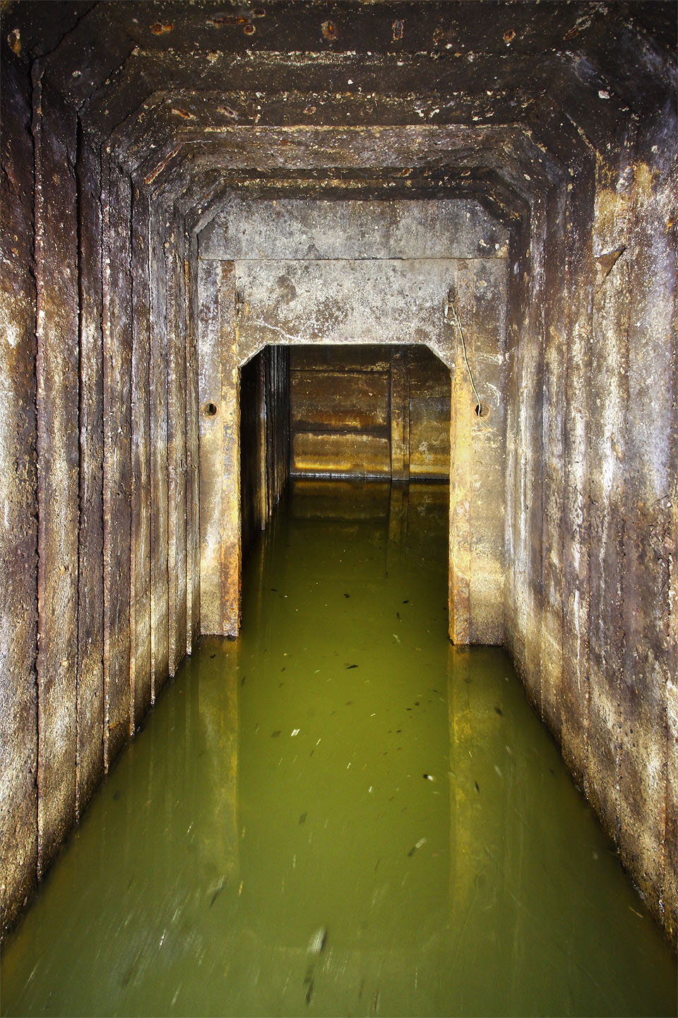 S postupující vzdáleností od vchodu a klesajícím dnem hloubka vody narůstá nad běžně průchodnou mez.