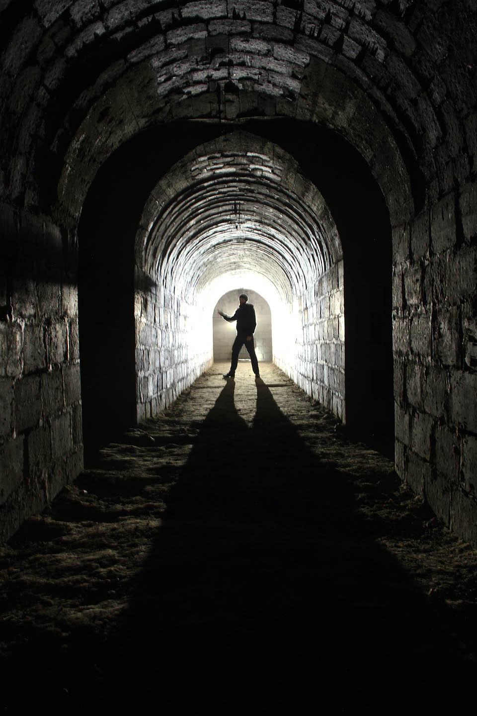 Pokud není intenzivně osvětlen, působí kryt výsostně tajemným dojmem. Půl století byl přístupný pouze otvorem v závalu, kterým sem pronikali žáci lačnící po dobrodružství.