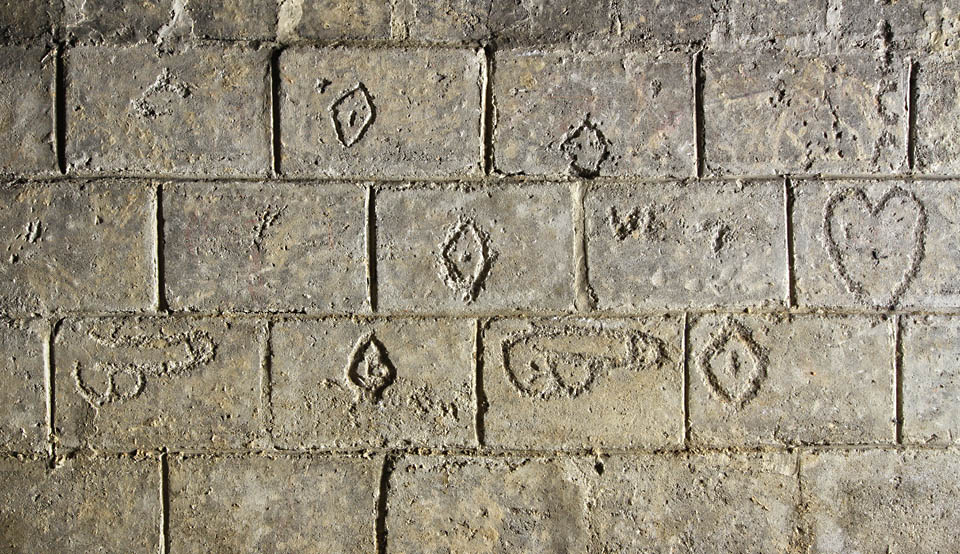 Motivy nástěnných rytin se nemění po staletí. Tak jako na mnoha jiných místech, i zde je patrné, po čem žáci školy touží.